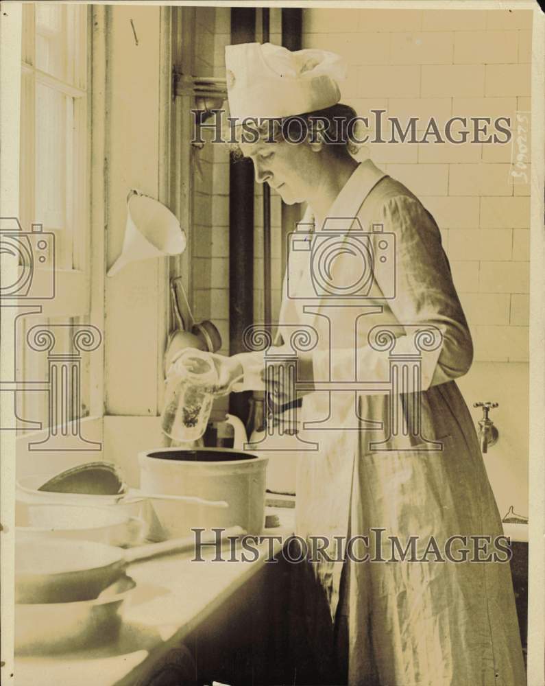 1917 Press Photo Mrs. James Laidlaw of New York Suffrage Party works in kitchen