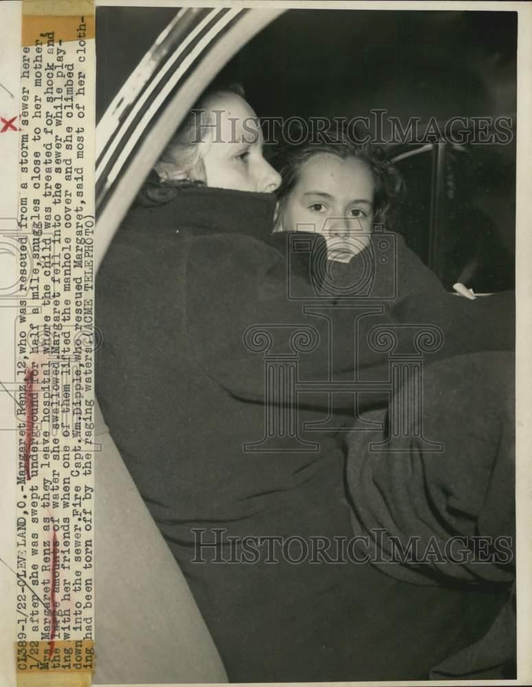 1949 Press Photo Ohio-Little Margaret Renz rescued from sewer shown with mother