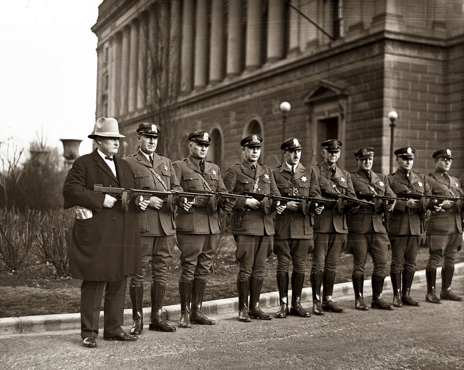 1930s SPRINGFIELD ILL POLICE with TOMMY GUNS Photo  (177-L)