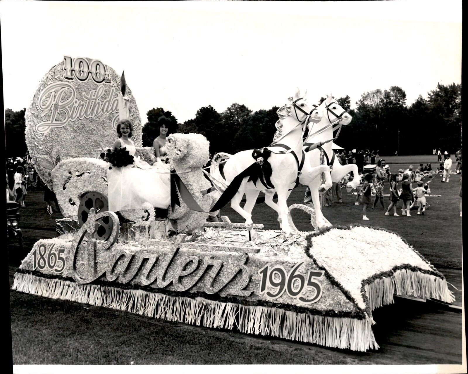 LG56 1965 Original Photo CARTERS 100TH BIRTHDAY PARADE FLOAT PAGEANT MODELS