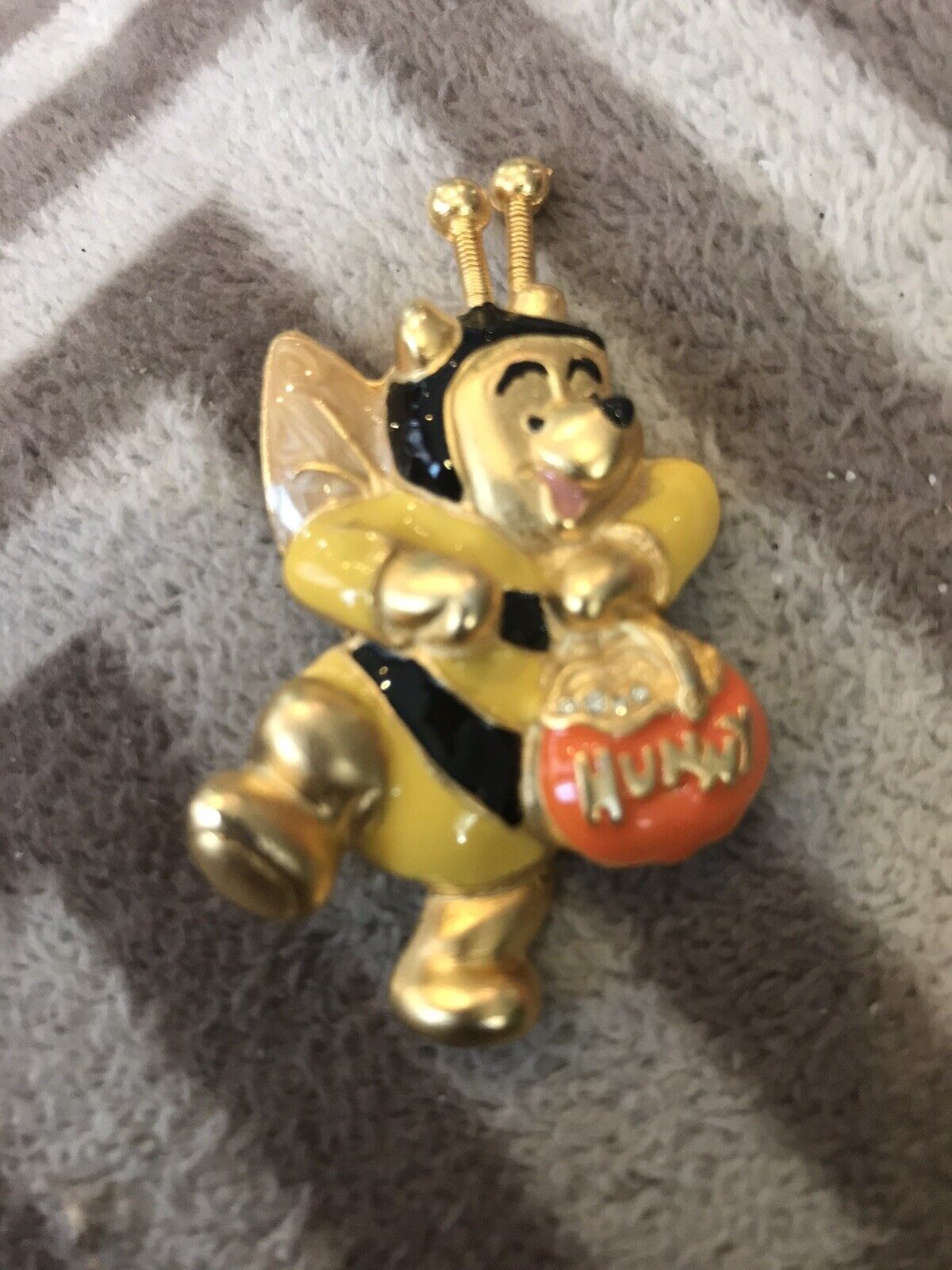 Disney Winnie the Pooh Honey Bee Brooch Pin Gold Tone Not Worn Out