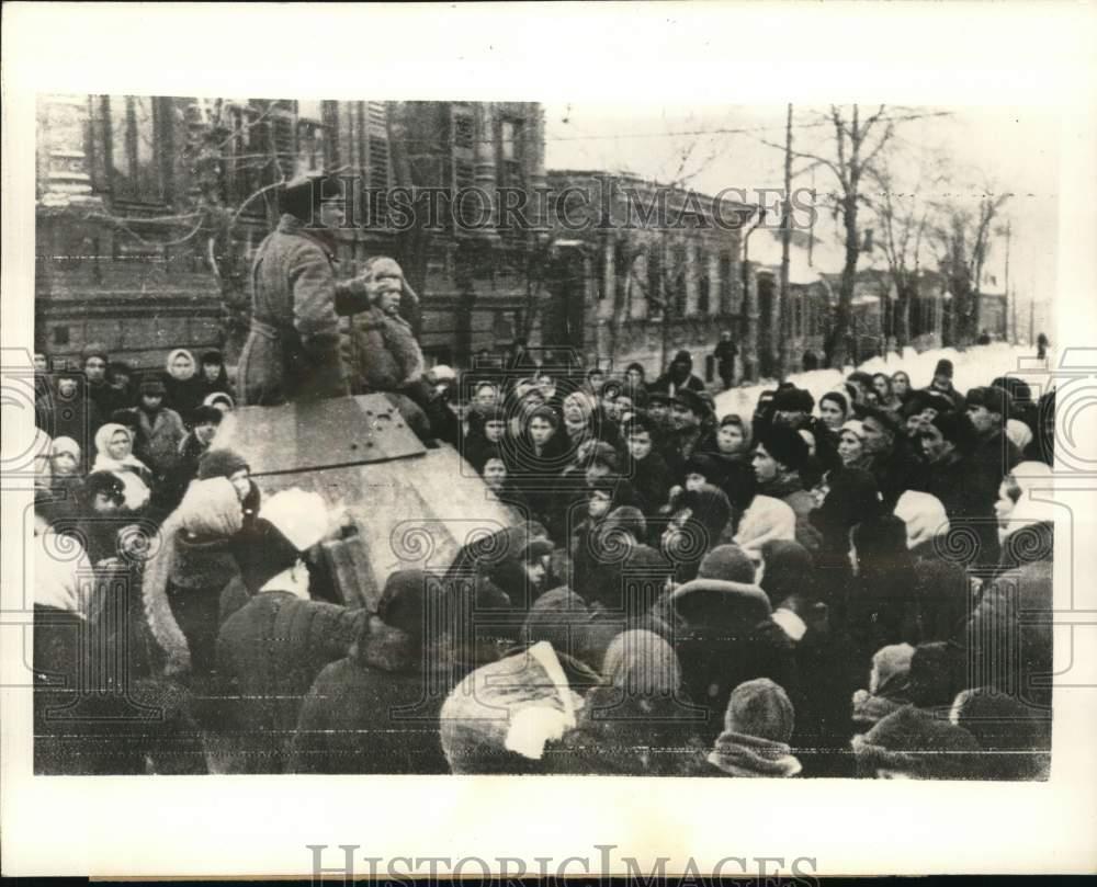 1943 Press Photo Rostov, Russia citizens gather around tank to hear war stories