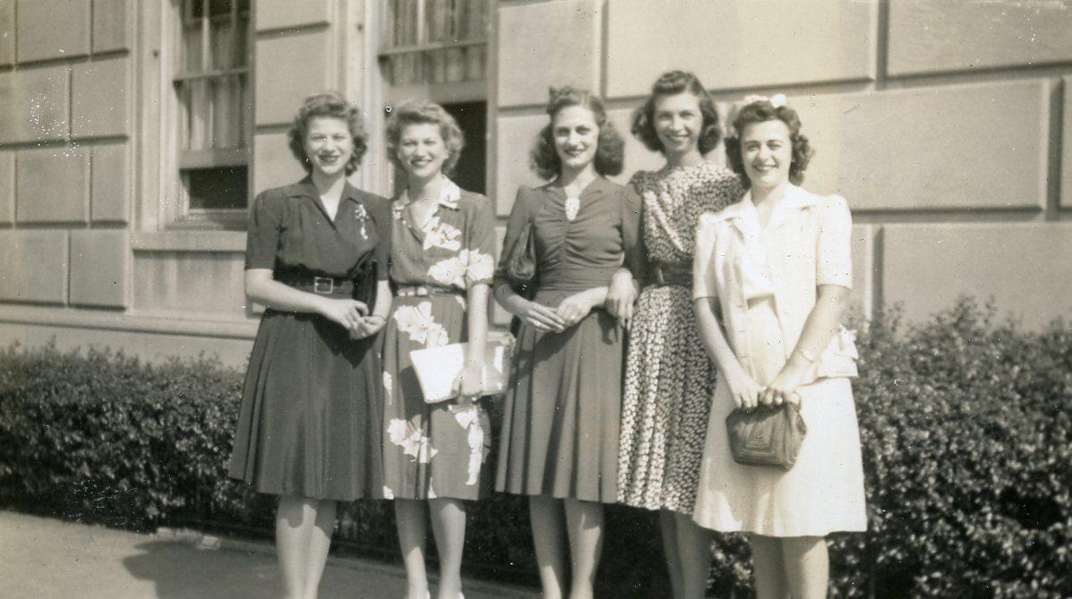 #114 Vtg Photo FIVE PRETTY WOMEN IN DRESSES c 1942