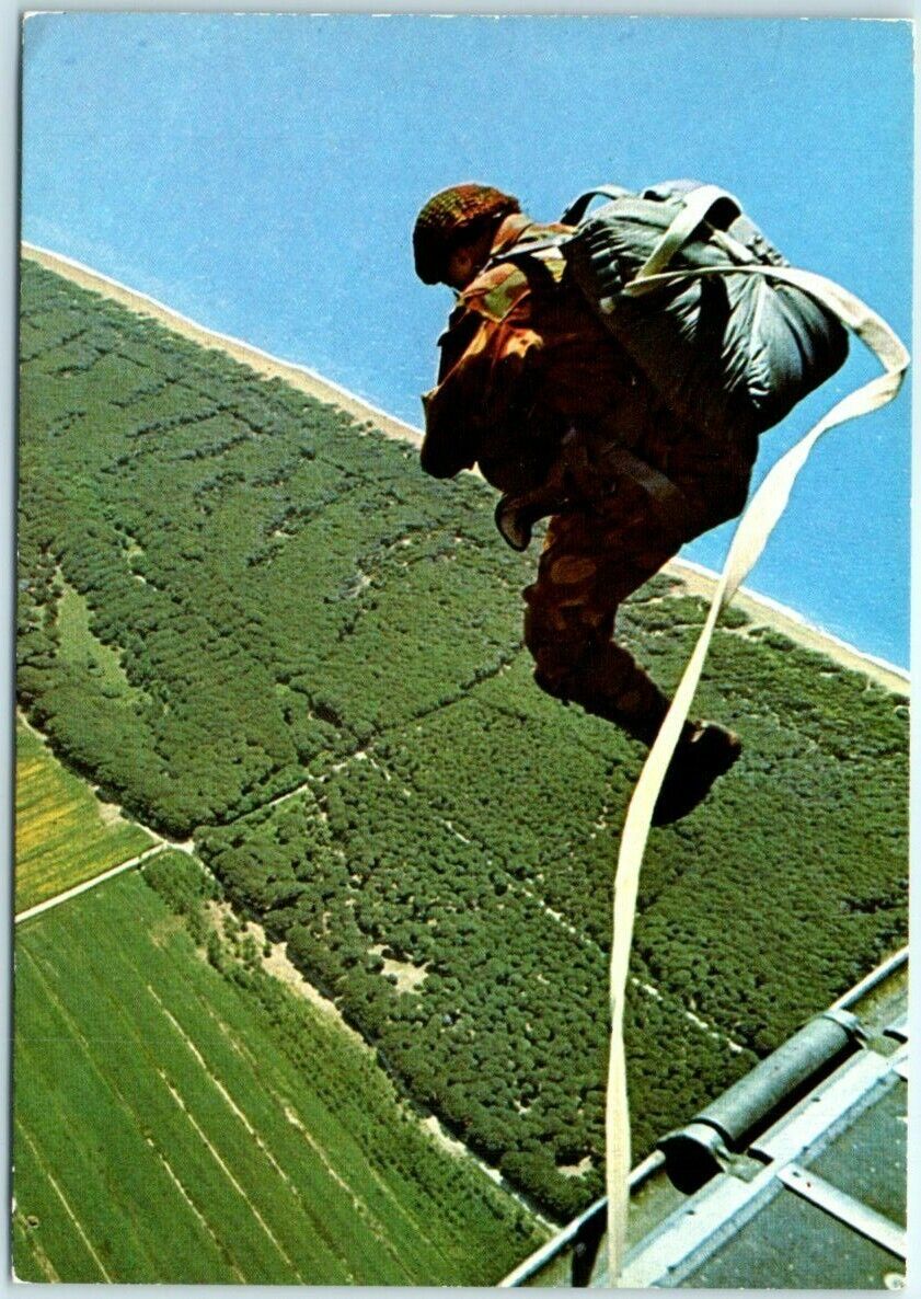 Postcard - Carabinieri Parachutist - Italy