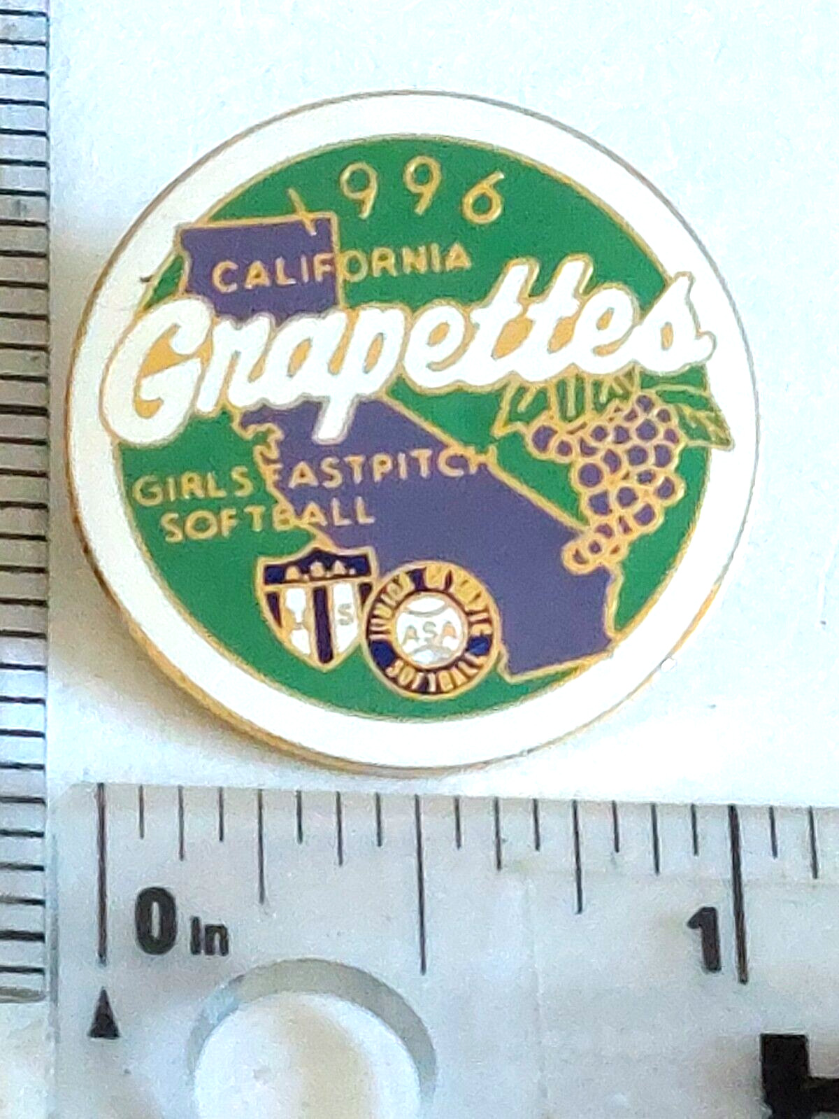 Softball  ASA 1996 GRAPETTES CALIFORNIA Girls Fastpitch Lapel Pin (050223)
