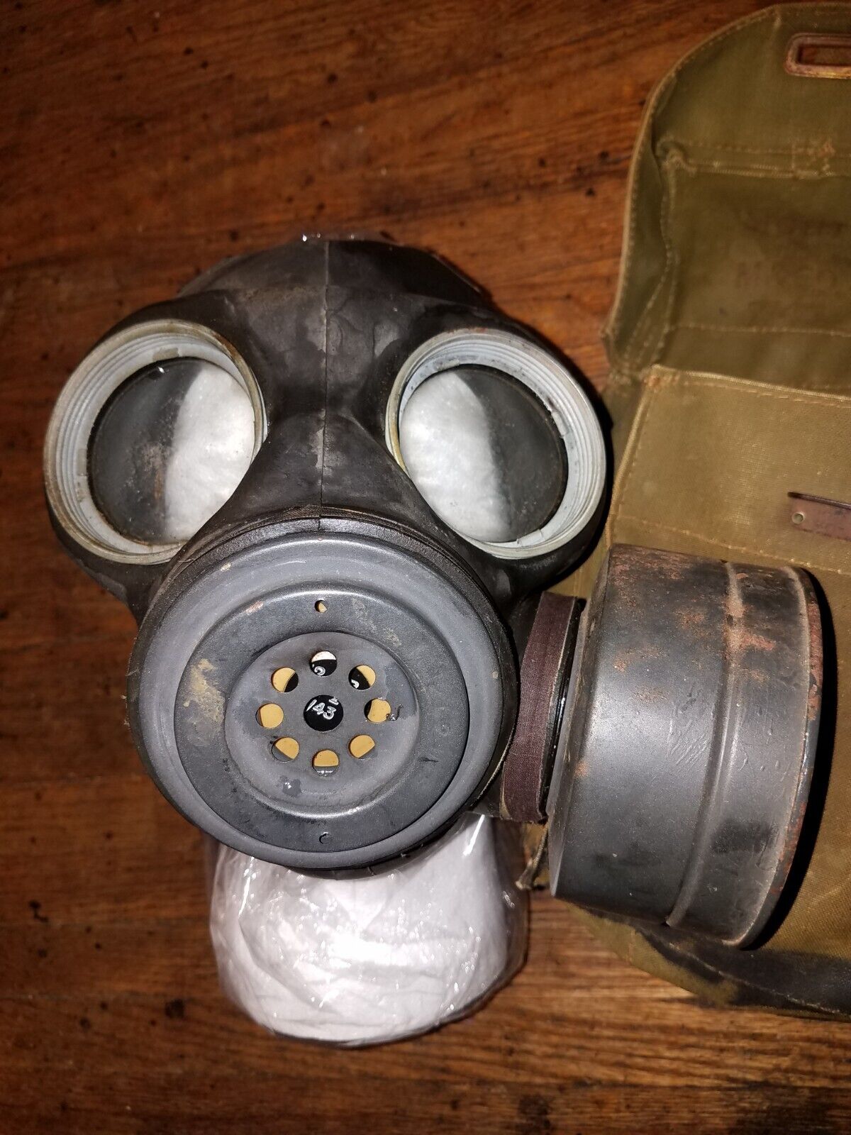 WW2 BRITISH ARMY 1944 Gasmask And Carrier 