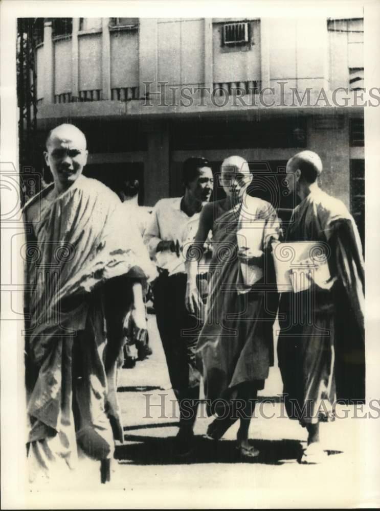 1963 Press Photo Buddhist Monk Thich Tri Quang walks out of U.S. Embassy, Saigon