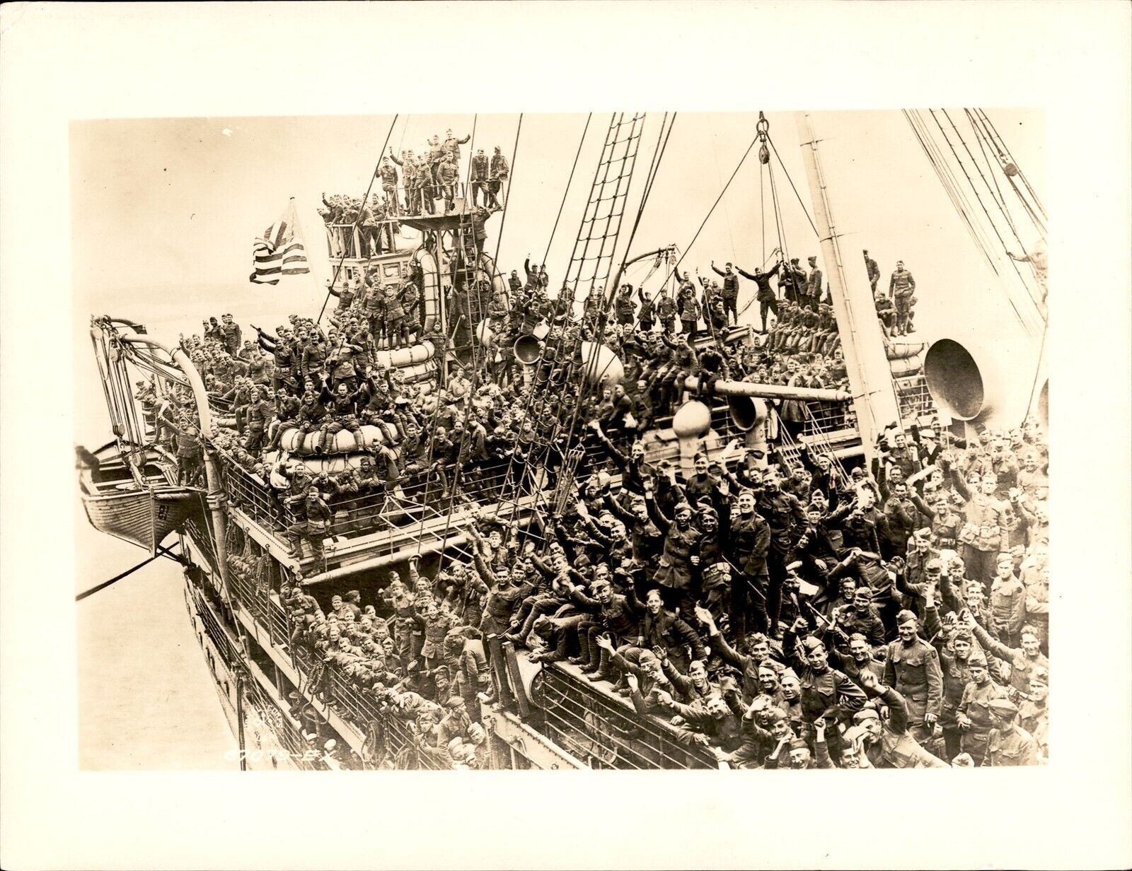 LD333 Original US Signal Corps Photo WWI AMERICAN TROOP SHIP CROSSING OCEAN