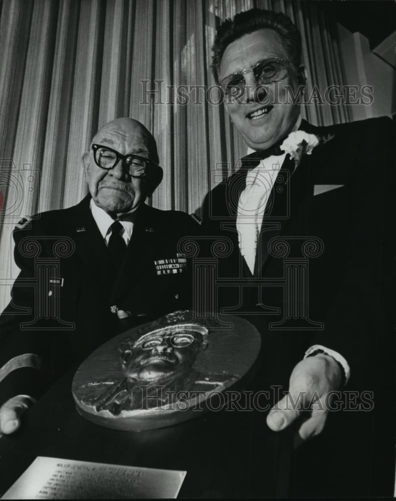 1979 Press Photo Maj. Gen. Waldemar (Fritz) Briedster and Coach Lou Saban