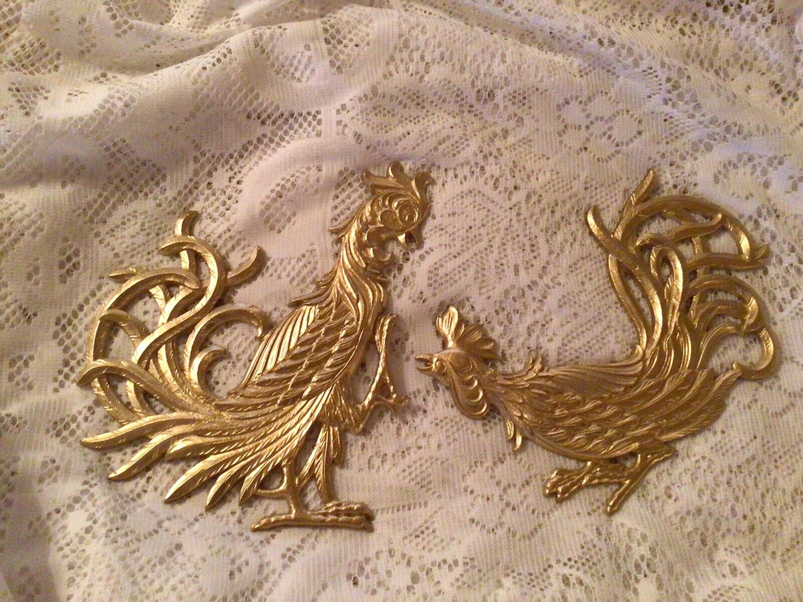 VINTAGE METAL GOLD COLOR FIGHTING PAIR OF ROOSTERS WALL DECOR