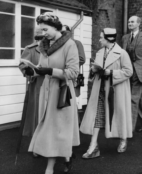Queen Elizabeth Ii Studies Race Card She Walks Paddock Hurst Park - 1957 Photo
