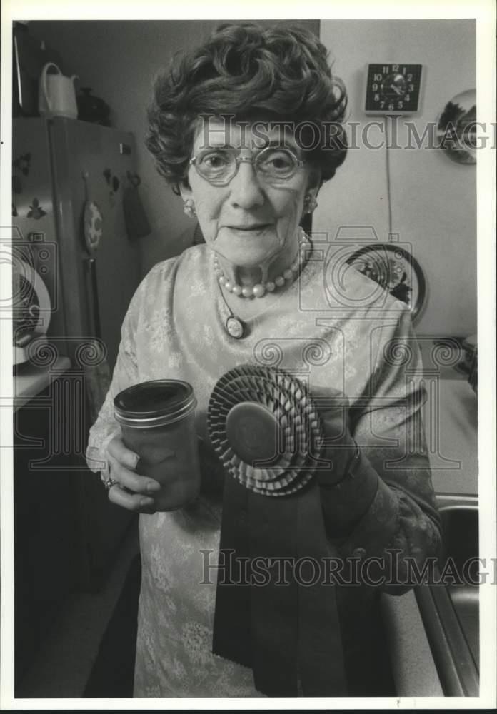 1989 Press Photo Helen Mott, Prize Winning with Award for Canned Peaches