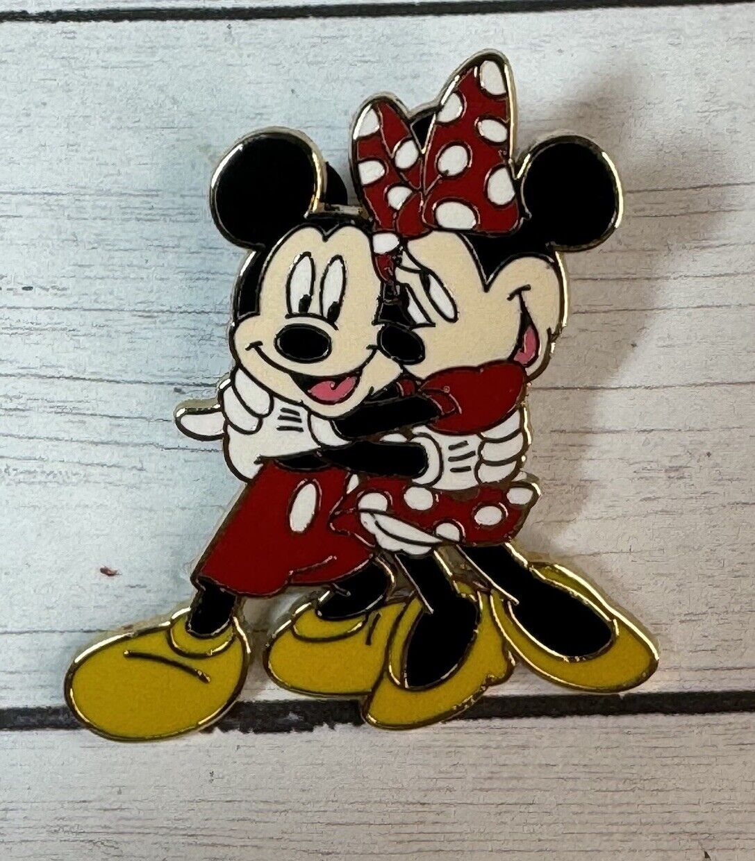 Official DISNEY MICKEY MOUSE AND MINNIE MOUSE HUGGING Trading Pin 2007