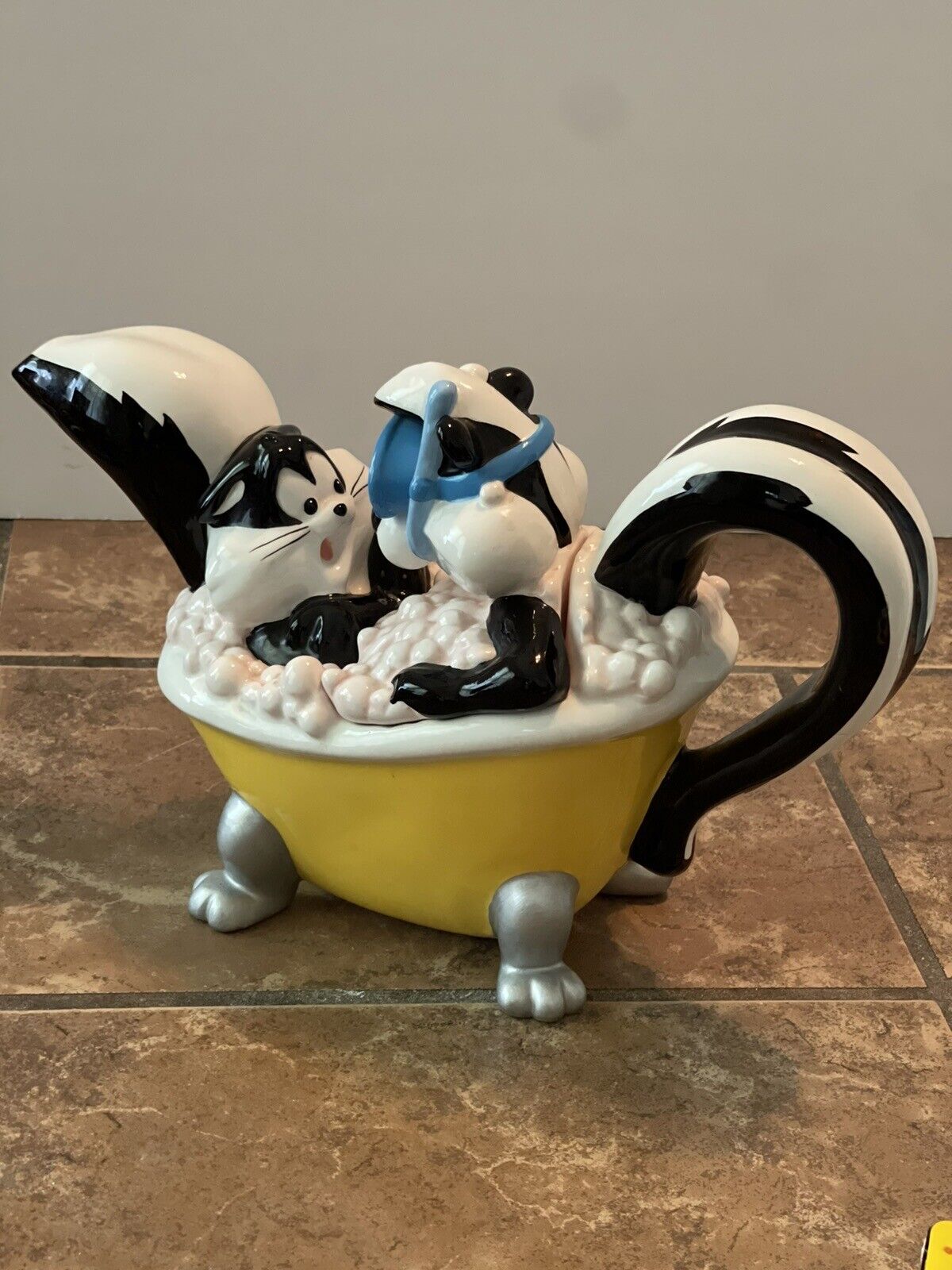 Extremely rare Vintage Pepé Le Pew and Penelope Pussycat teapot. Looney Tunes
