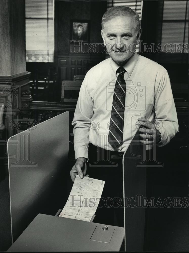 1968 Press Photo Thaddeus C. Stawicki, executive secretary of the City Election