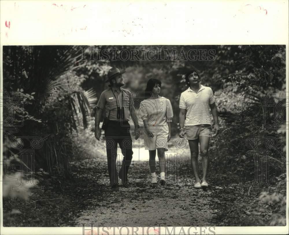 1985 Press Photo Ranger & guests walk down Ring Levee Trail in Jean Lafitte Park