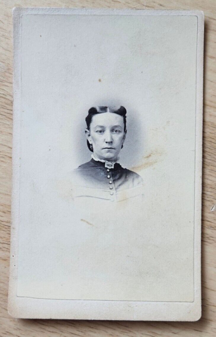 Chillicothe, OH CDV woman w brooch & earrings, vignette by Simonds