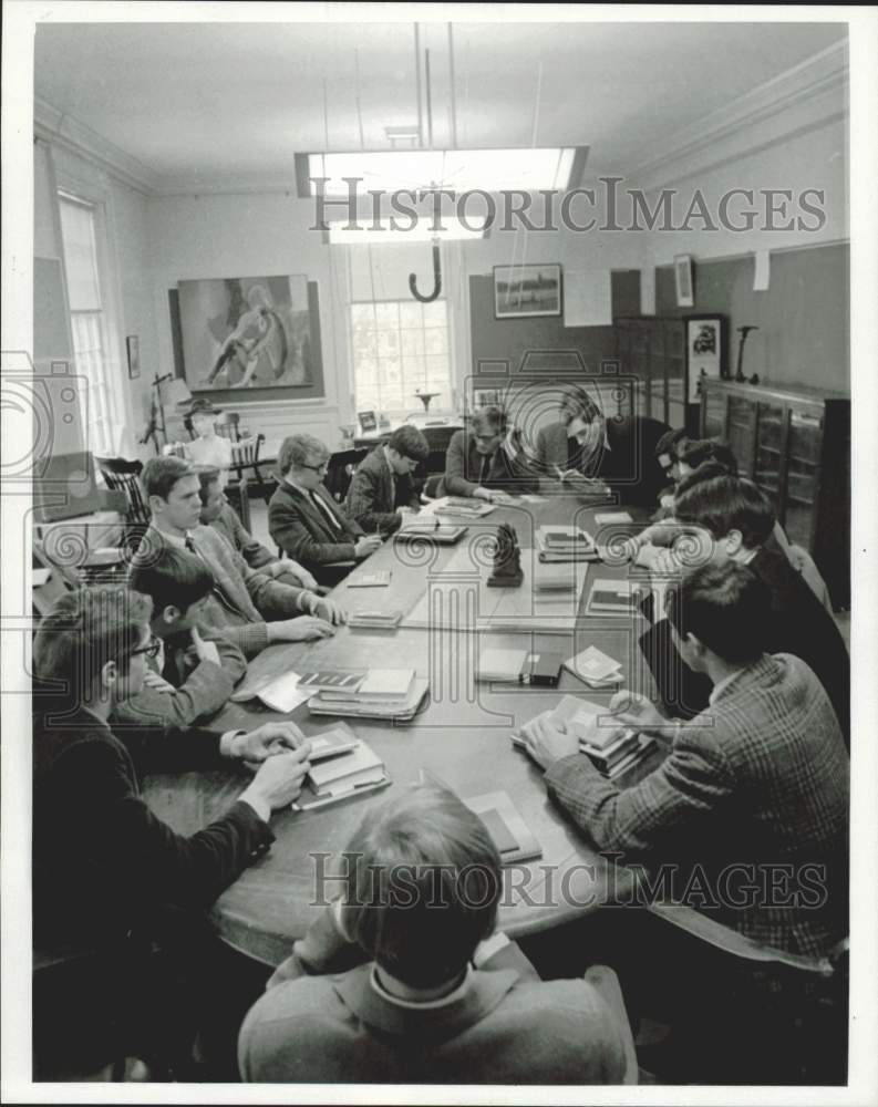 Press Photo Students Students at class around table at Phillips Exeter Academy