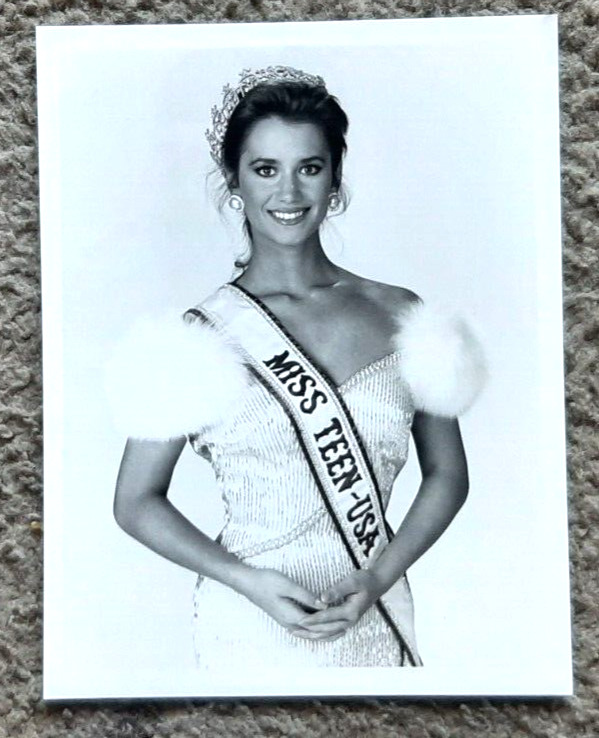 THE 1990 MISS TEEN USA BRANDI SHERWOOD BEAUTY QUEEN PHOTO 7\'\' X 9\'\'.