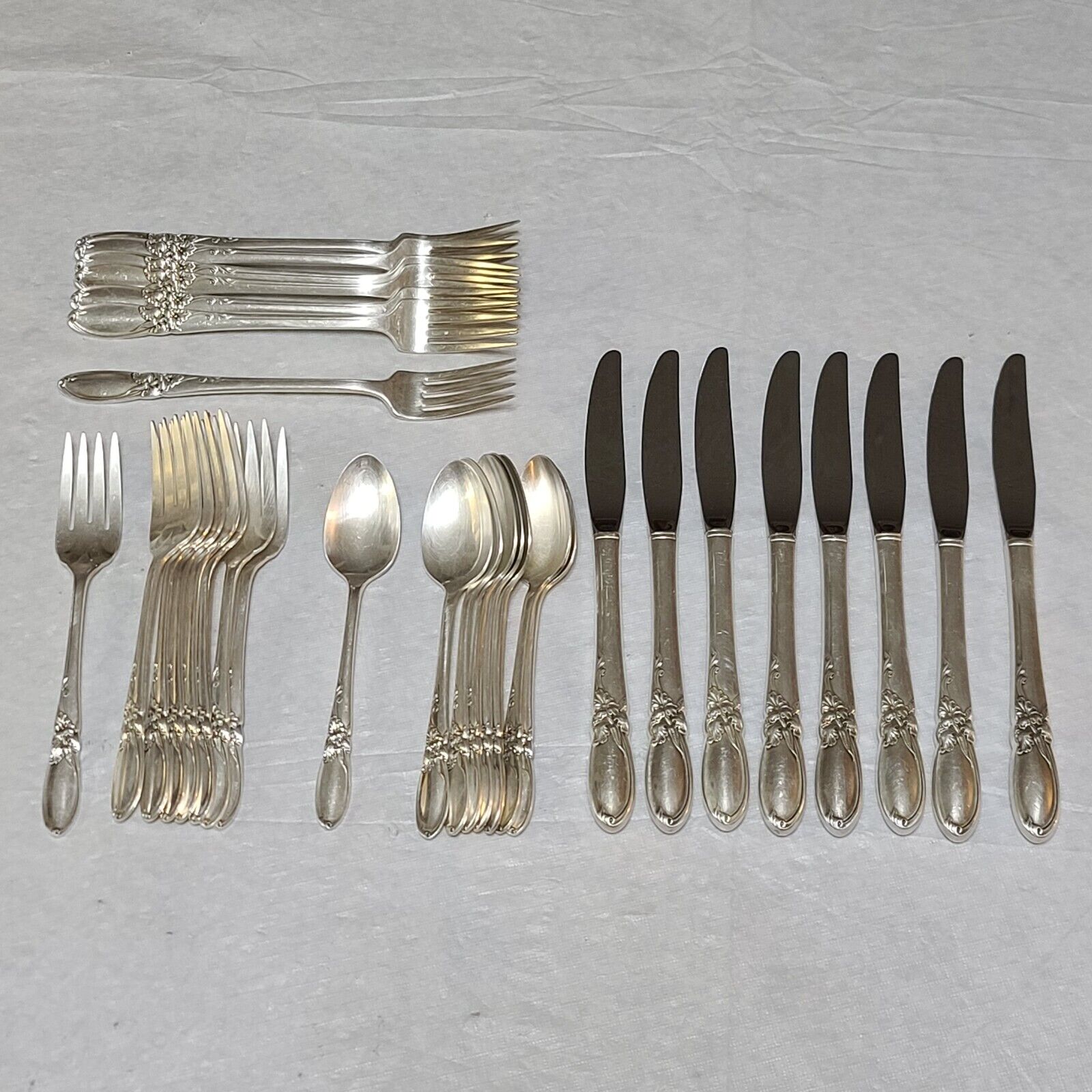 Oneida Community White Orchid Silverplate 32 Pc Flatware Set - Service For 8