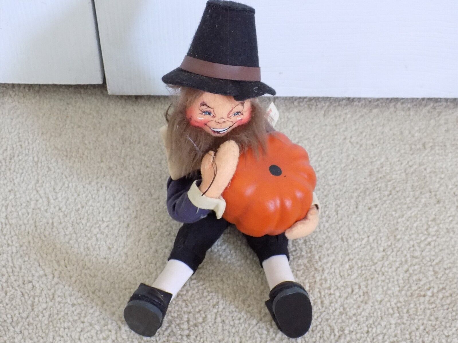 2005 Annalee Thanksgiving Doll Pilgrim Holding Pumpkin--FREE SHIPPING