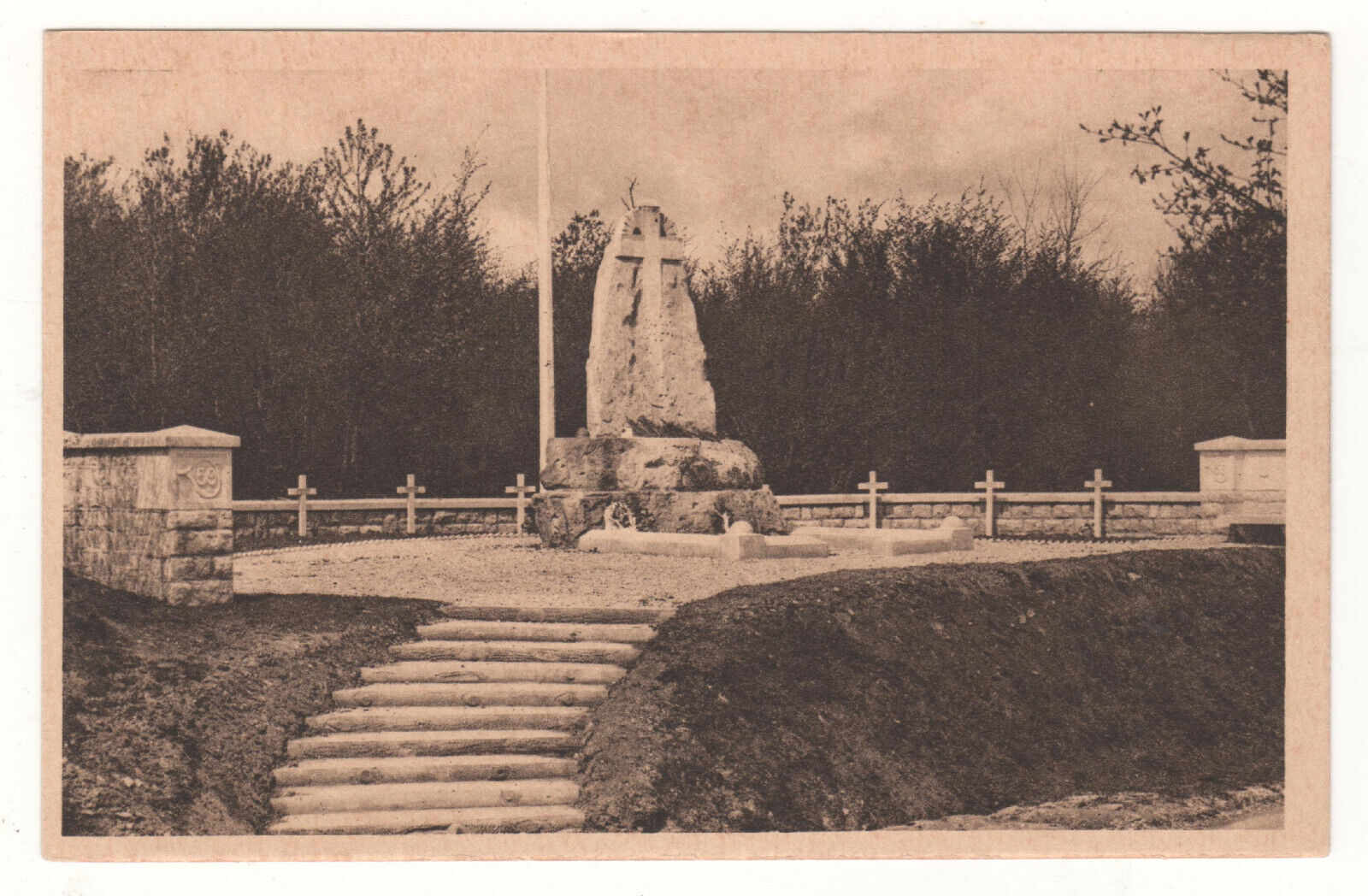 CPA 55 - COLONEL DRIANT MONUMENT - VERDUN - BOIS DES CAURES - MILITARIA - WW1