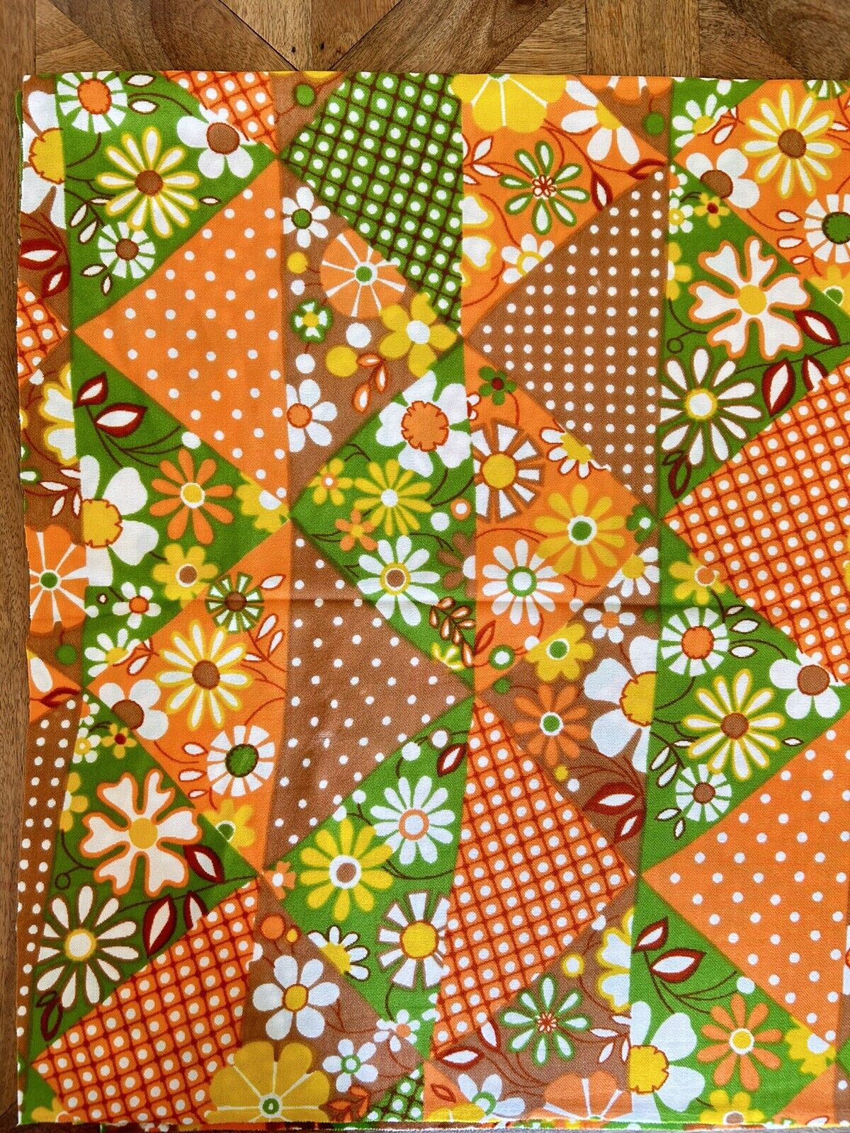 Vtg Groovy Fabric Flower Power 1960s Polyester Daisy Polka Dot Avocado 54”x61”