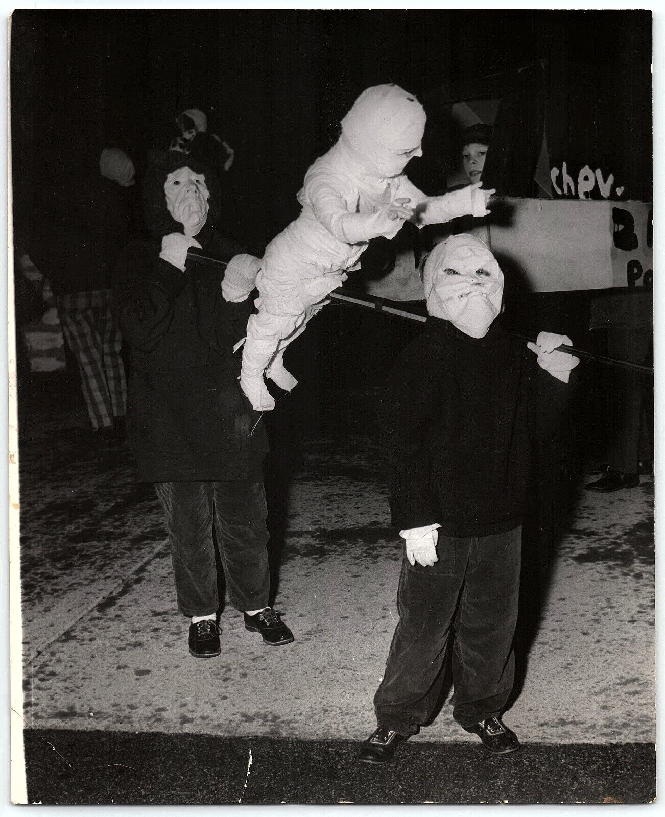 1950s SPOOKY HALLOWEEN CHILDREN PRESS PHOTO KENOSHA EVENING NEWS STRANGE  Z3715