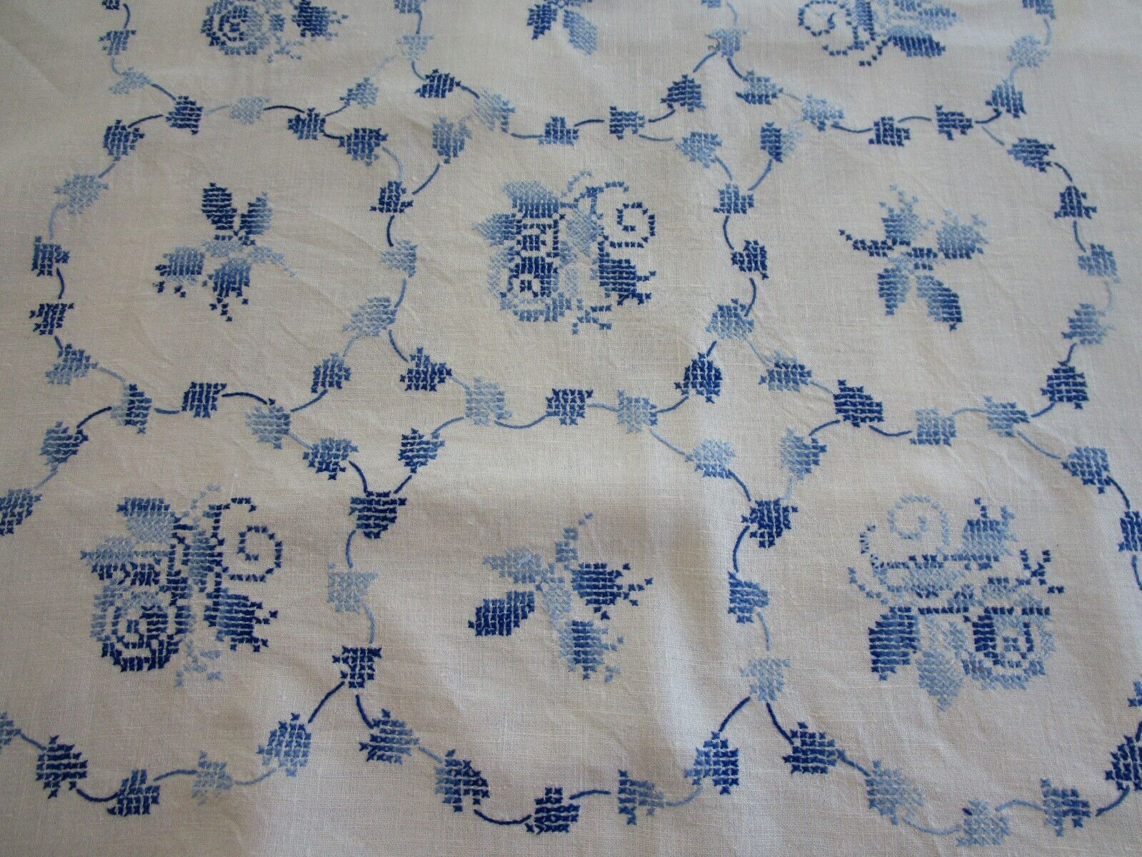 Vintage 1950\'s WHITE LINEN TABLECLOTH ~ 66x52 ~ BLUE CROSS-STITCH FLORAL EMBROID