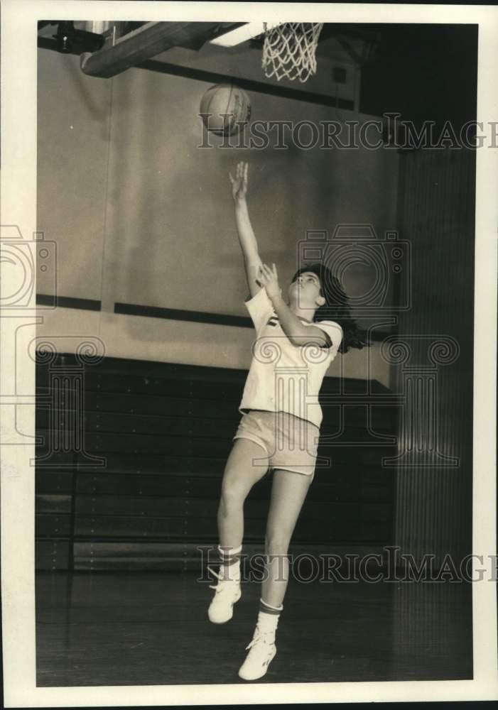 1986 Press Photo Morrisville-Eaton HS basketball\'s Amy Riposo goes up for 2