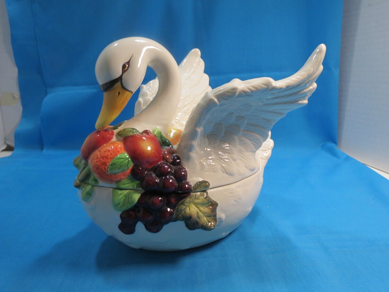 Kaldun & Bogle  Ceramic Hand-painted Swan Candy Covered Dish Mint 7
