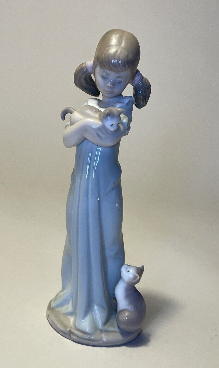 Lladro Don’t Forget Me Girl with Kittens Cat Gloss Porcelain Figurine #5743 8\
