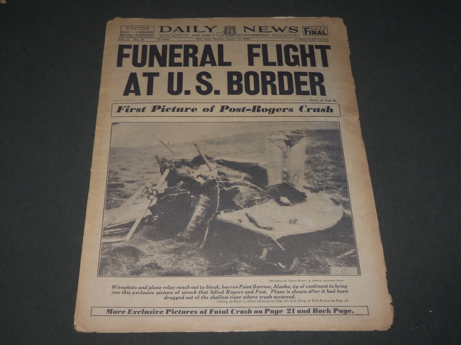 1935 AUGUST 19 NEW YORK DAILY NEWS - FUNERAL FLIGHT AT U. S. BORDER - NP 2907