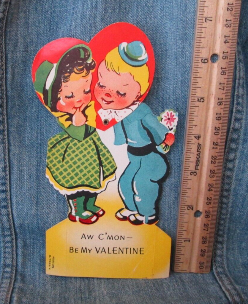 COUPLE ABOUT TO KISS Vintage Hinged Valentine\'s Day Greeting Card HCF7