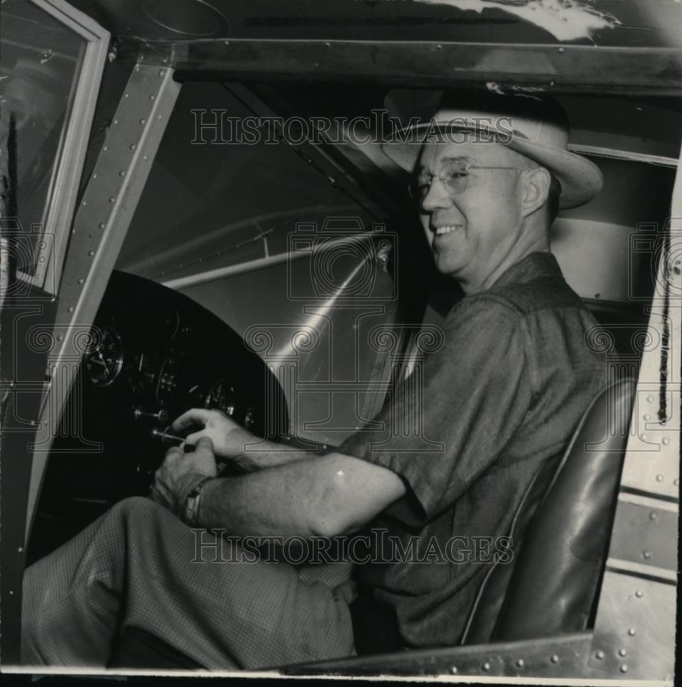 1939 Press Photo Spokane farm manufacturer Claude Calkins in training ship
