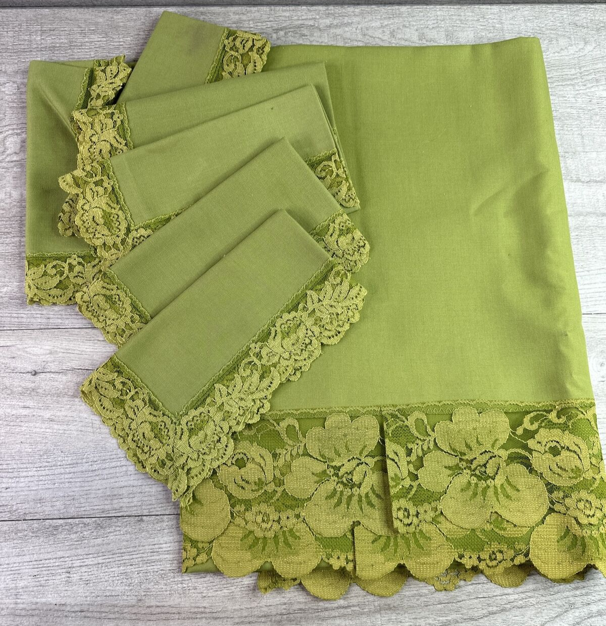 Vintage 1960s Green Tablecloth 50\
