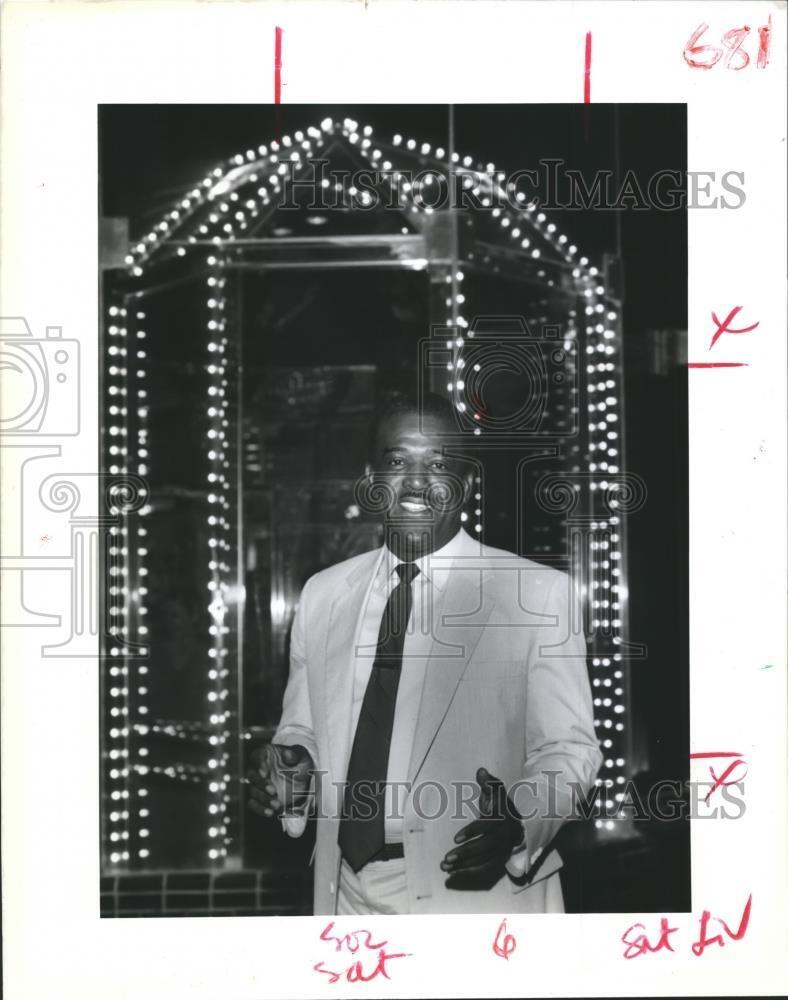 1989 Press Photo Clyde Butler at Celebrity Fashion Show and Auction - noa51650