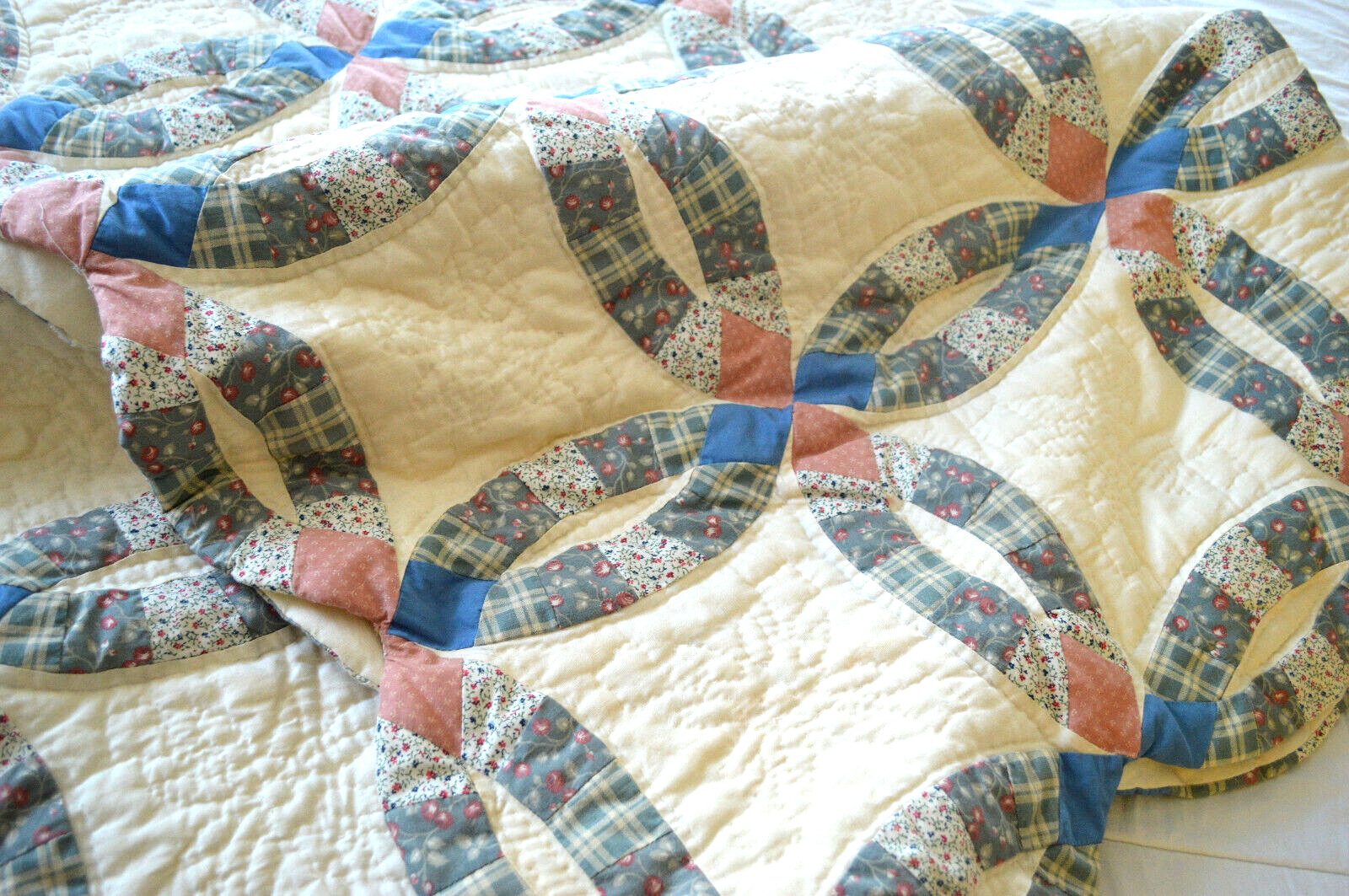 VINTAGE Double Wedding Ring QUILT COVERLET TWIN Pastels Cream PLAID & FLORAL