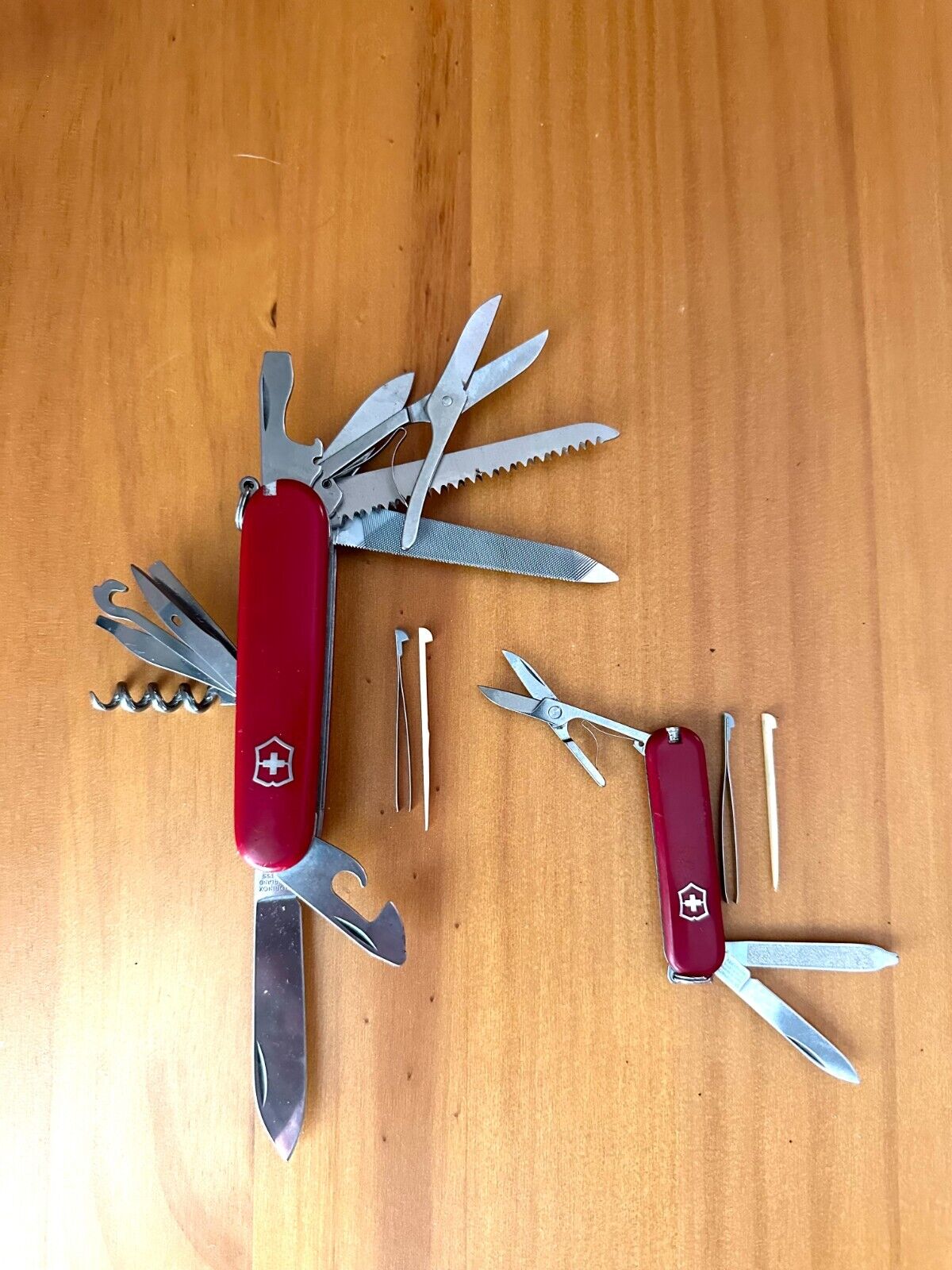 2 Victorinox Swiss Army Knives Red 1 lg w/14 Tools 1 sm w/5 Tools