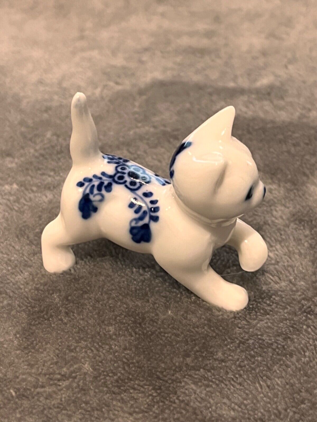 Vintage 90s DELFT LOOK CAT FIGURINE Blue & White Cat Kitty Porcelain Miniature