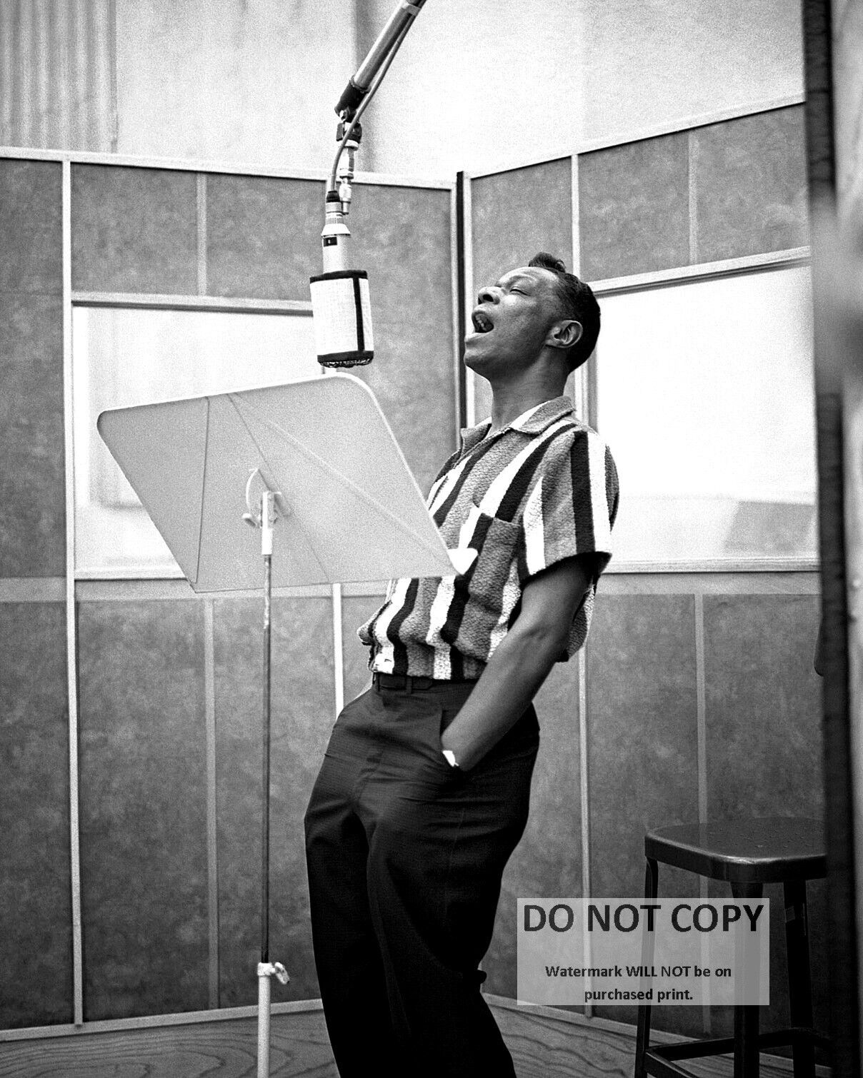 NAT KING COLE IN THE RECORDING STUDIO - 8X10 PUBLICITY PHOTO (EE-301)