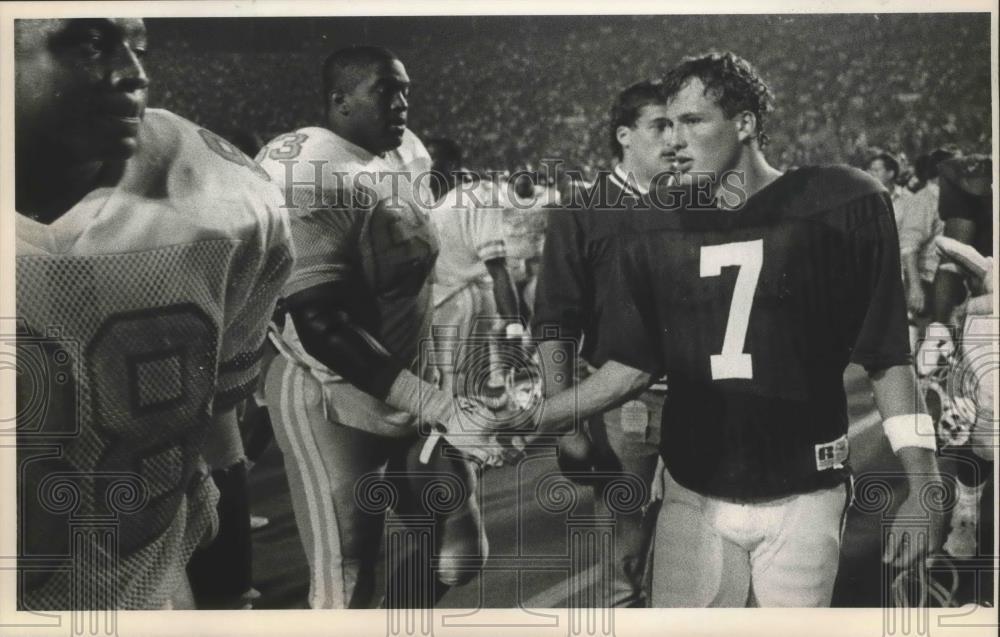 1987 Press Photo Alabama football player shakes hands with Tennessee player.