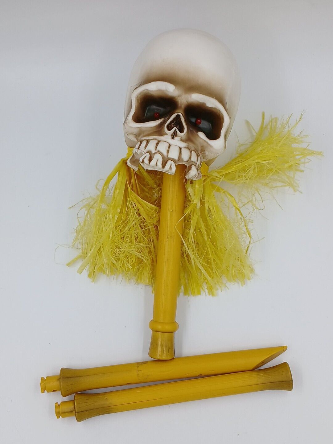 Gemmy Animated Shaking Tribal Shrunken Head Jungle Skull on Bamboo Pole READ