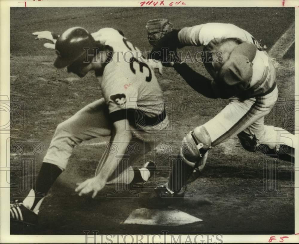 1974 Press Photo Astros\' catcher Milt May tags Cubs\' Bill Bonham at home for out