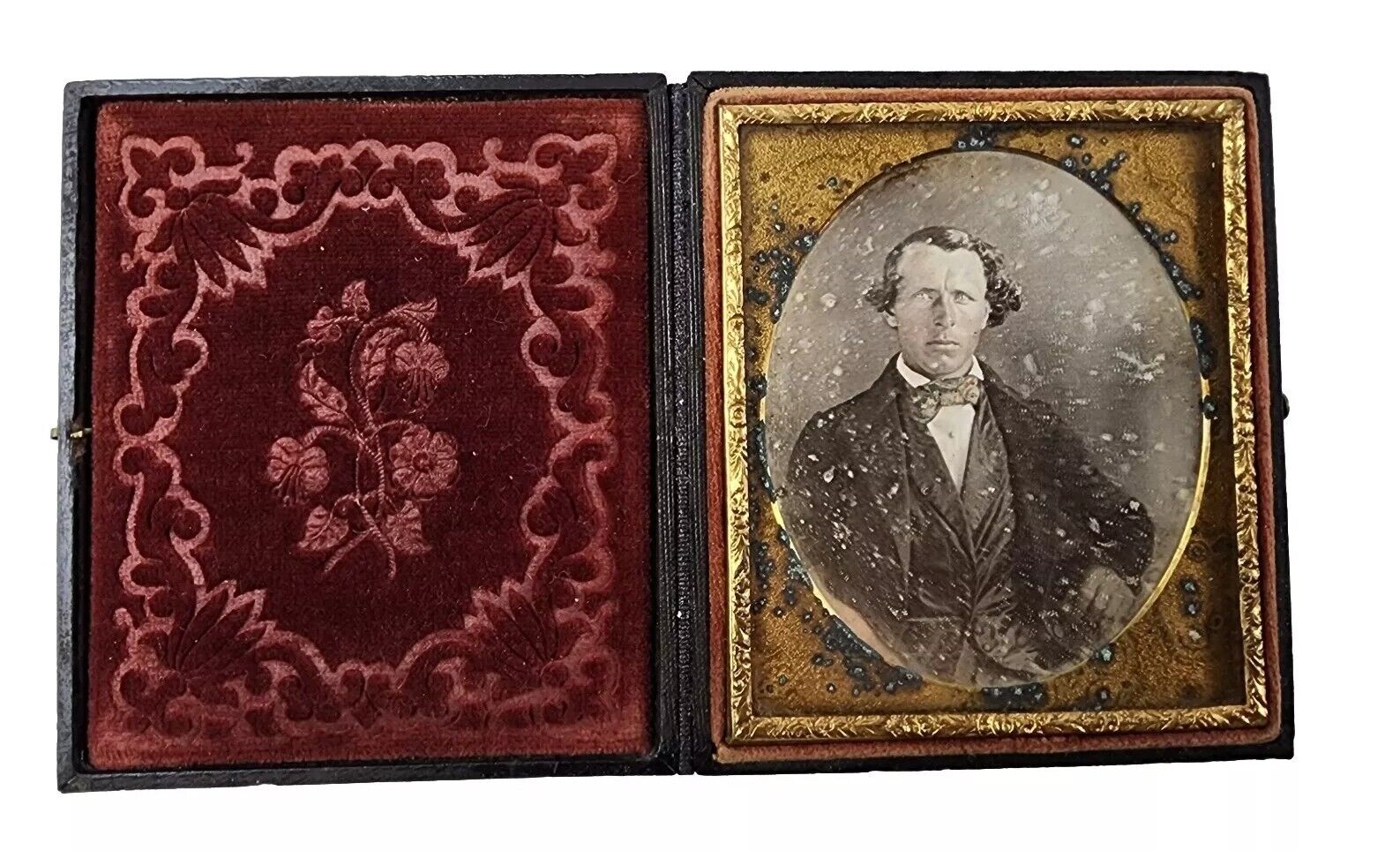 EXCELLENT 19th-C Dageurreotype, Portrait of Seated Handsome Man w/ 3pc Suit