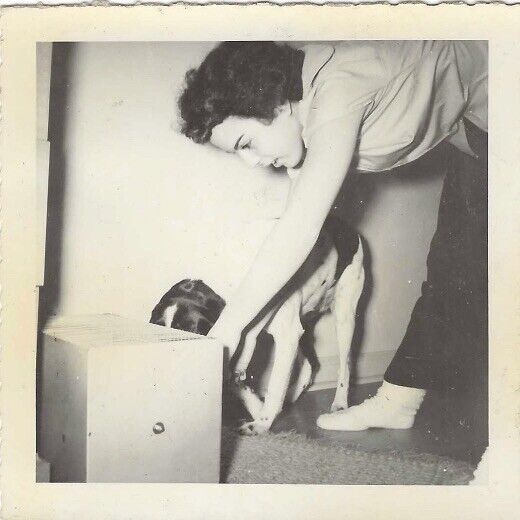 Photo Pretty Young Woman With Dog Puppy Vernacular Snapshot 1950s 60s