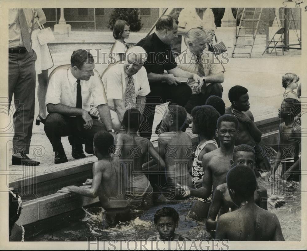 1970 Press Photo Swimmers Talk With City & Pool Officials at Audubon Park Pool