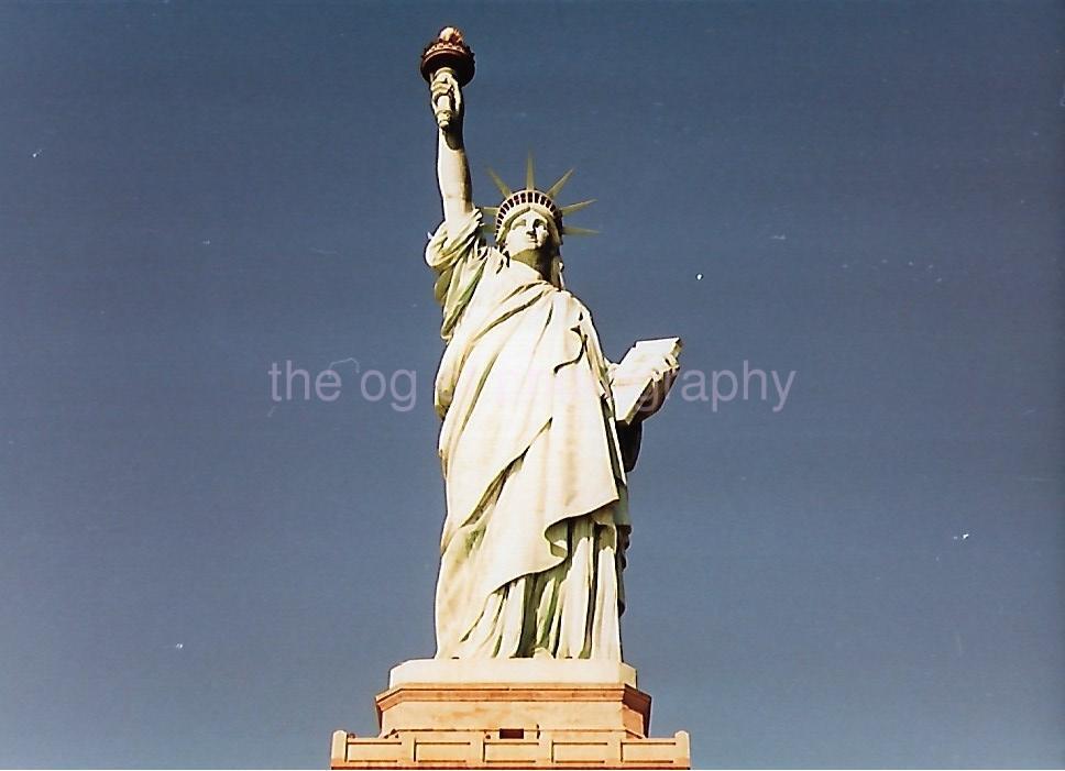 STATUE OF LIBERTY New York FOUND PHOTO Color ORIGINAL Snapshot VINTAGE 37 43 Y