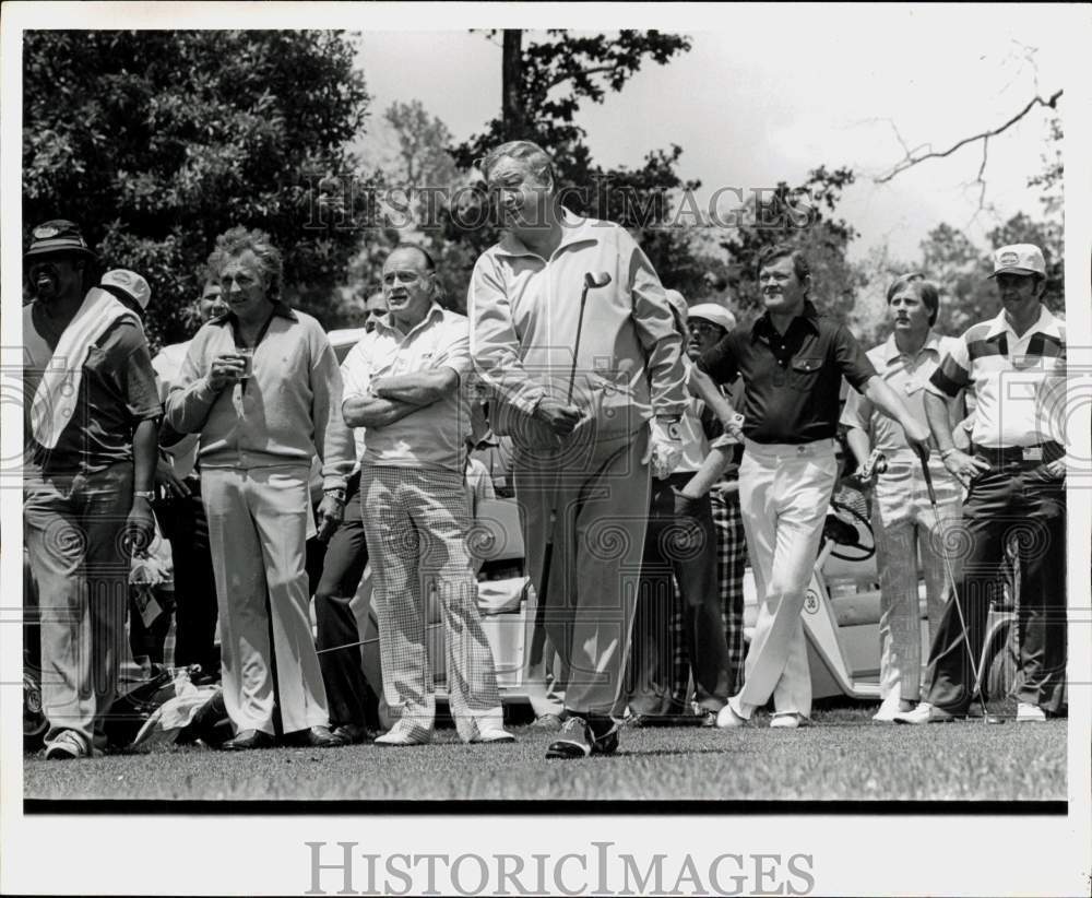 1977 Press Photo Comedian Jackie Gleason & Friends on Golf Course - hpp40426
