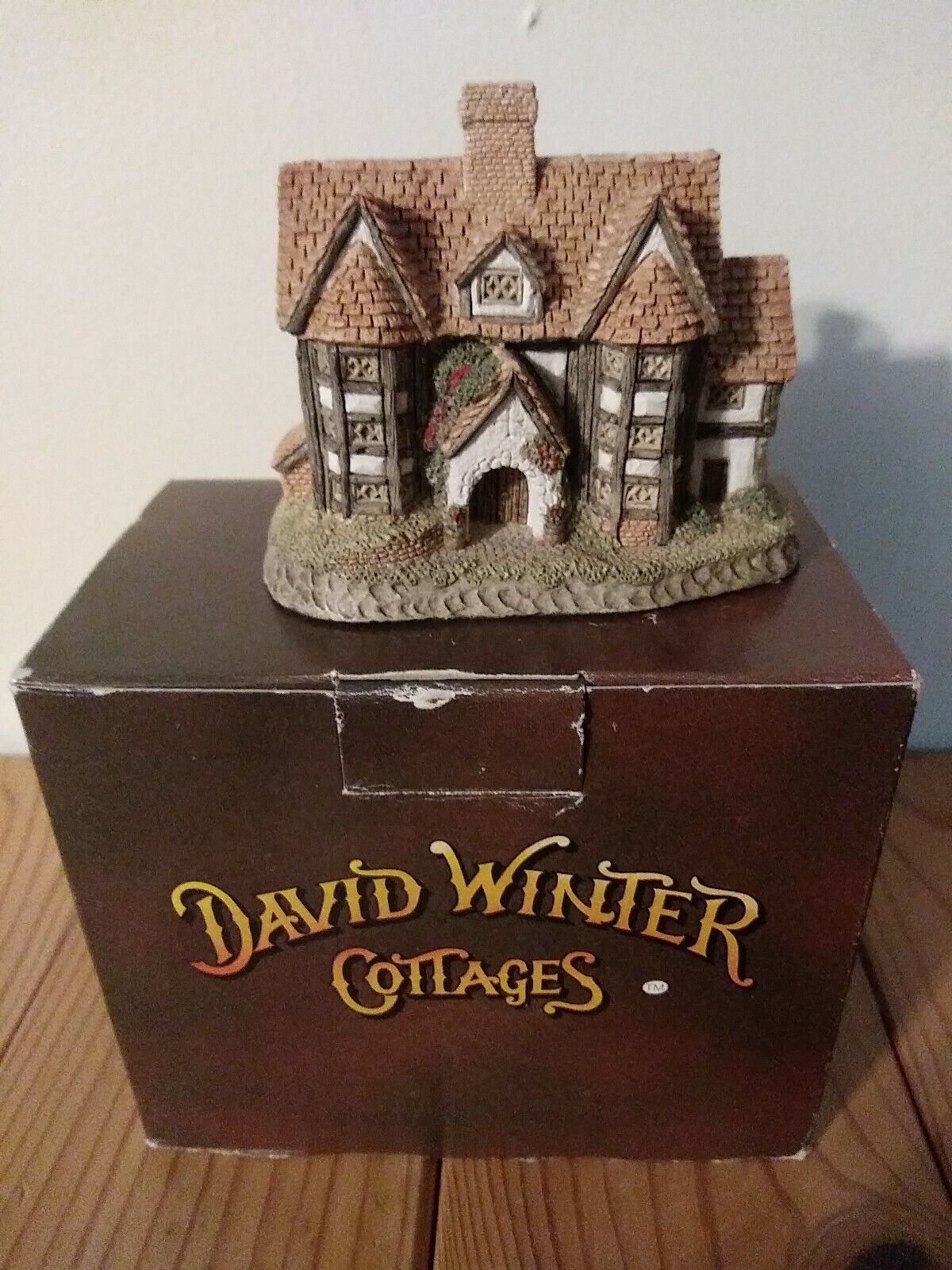David Winter Cottages The Shirehall 1985 In Box with certificates Made England